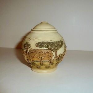 Jardinia "Weavers Cottage" Resin Cache Pot Jar or Trinket Box, Animal Farm Scene